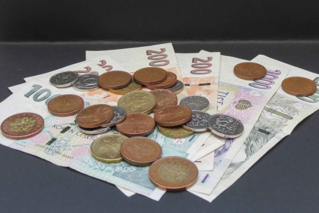 Mince a bankovky české koruny ilustrující posílení kurzu vůči euru a dolaru