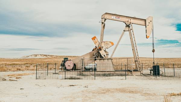 USA hovoří o zmírnění sankcí na ruskou ropu kvůli válce v Íráku