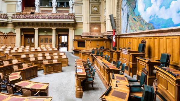 Kritika vlády po prvních 100 dnech: nesplněné sliby a chaos