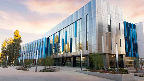 Výstavbu kanceláří v Česku roku 2025 táhnou vpřed velká města