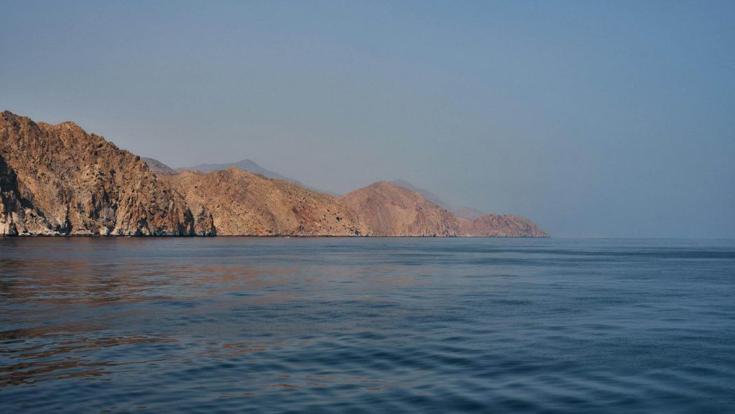 U Ománského zálivu zaútočilo podle Trumpa americké námořnictvo na loď s íránskou vlajkou.