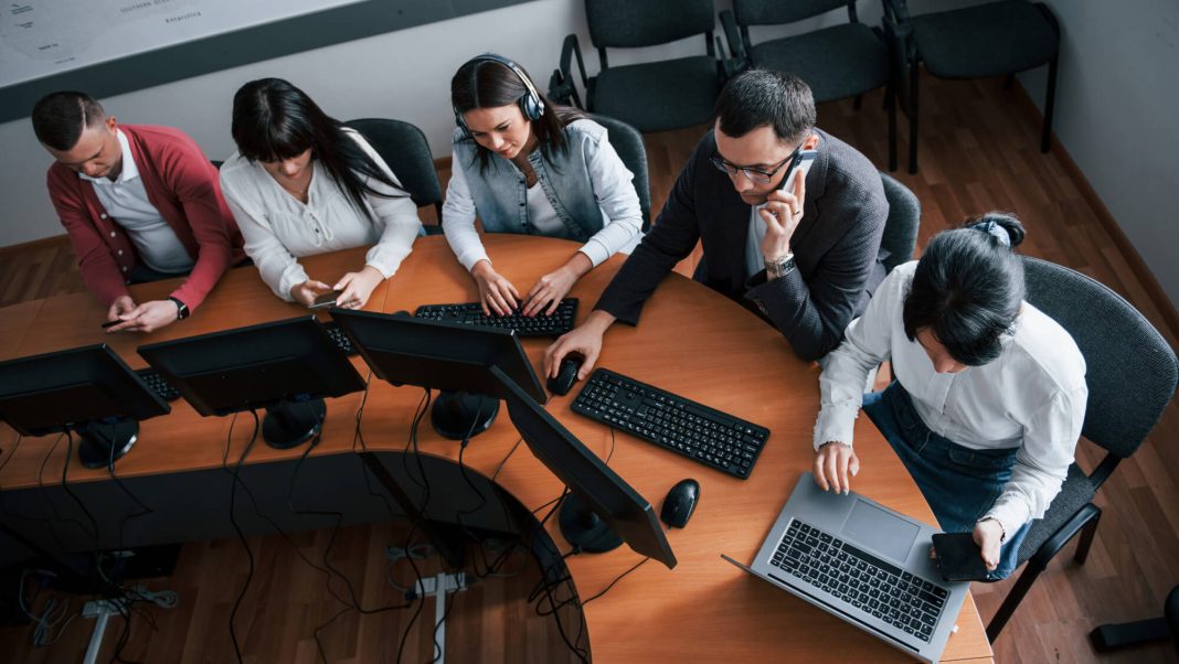 Podnikatelská aktivita v eurozóně v dubnu poprvé za 16 měsíců klesla.