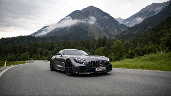 Mercedes-Benz klesl čtvrtletní zisk, překonal však očekávání