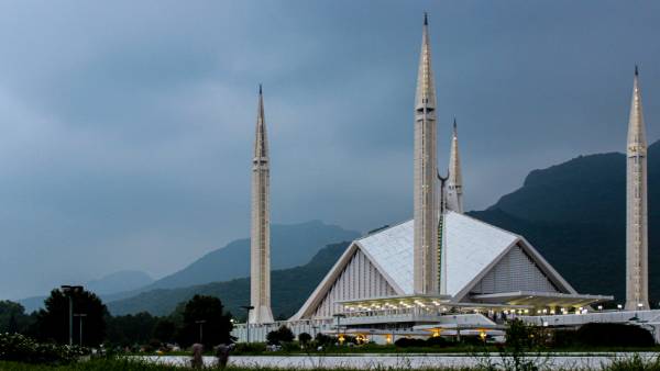 Islámábád zavádí na 30 dní MHD zdarma