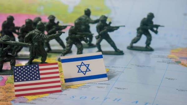 Konflikt mezi USA a Íránem eskaluje, pokračuje růst cen ropy