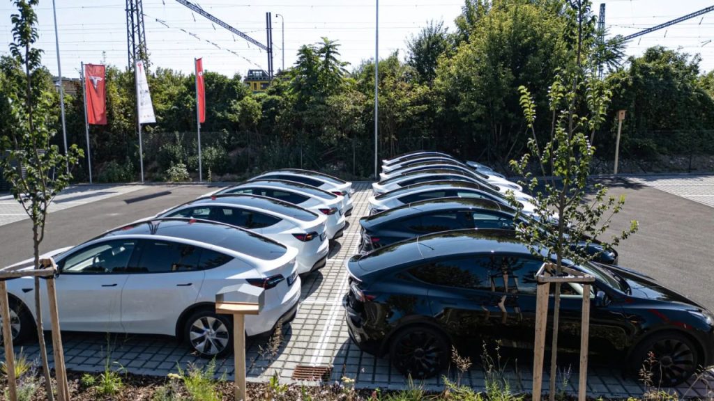 Čistě elektrická flotila vozů Tesla jako tichý důkaz toho, že úspěšný byznys a čistá budoucnost jdou ruku v ruce.