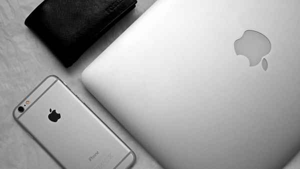 Apple zvýšil čtvrtletní zisk o 27 procent, investory ale zklamaly služby