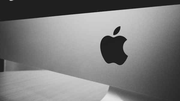 Apple překonal hranici pěti bilionů dolarů a přepsal burzovní historii