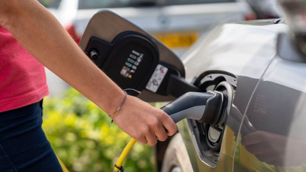 Boom elektromobility v Česku U nabíjecích stanic padají rekordy, stavět se budou obří dálniční huby