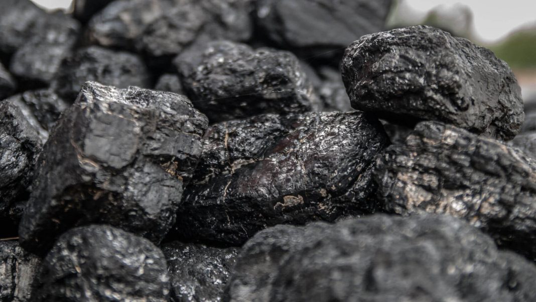 IEA varuje před čínskými škrty ve vývozu surovin. Mohou zasáhnout produkci za 6,5 bilionu dolarů
