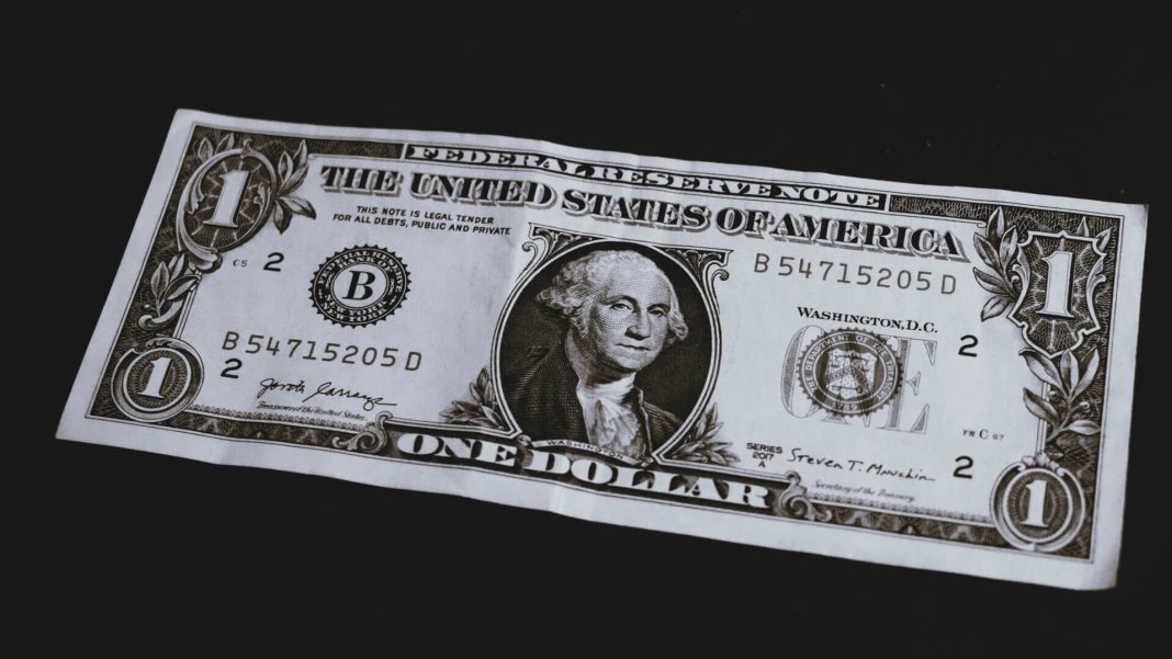 Inflace v USA nečekaně klesla na 3,5 procenta, dolar v reakci na to oslabuje