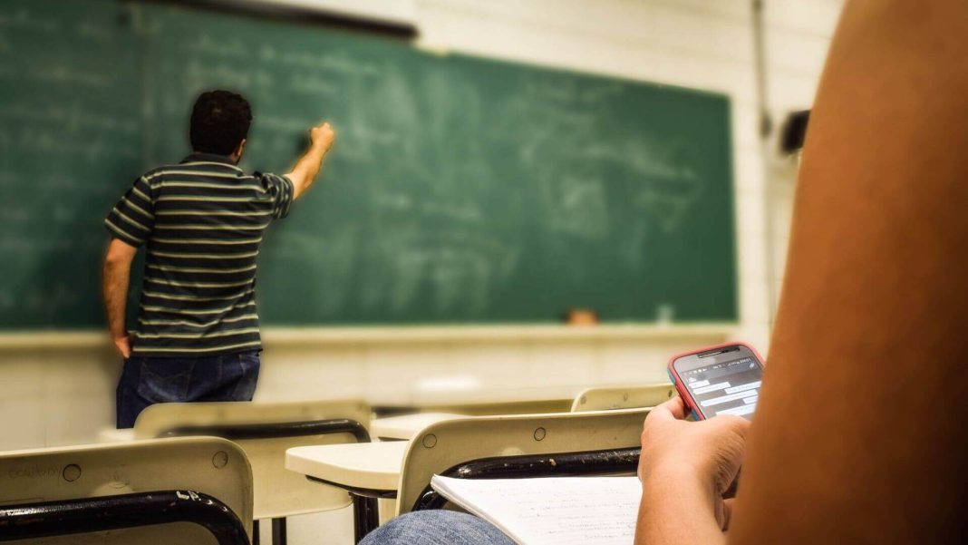 Konec mobilů v českých školách i družinách. Stát chystá plošný zákaz kvůli psychickému zdraví dětí