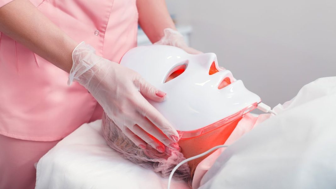 Červené světlo, které dobývá wellness svět. V Brně si ho můžete vyzkoušet na vlastní kůži