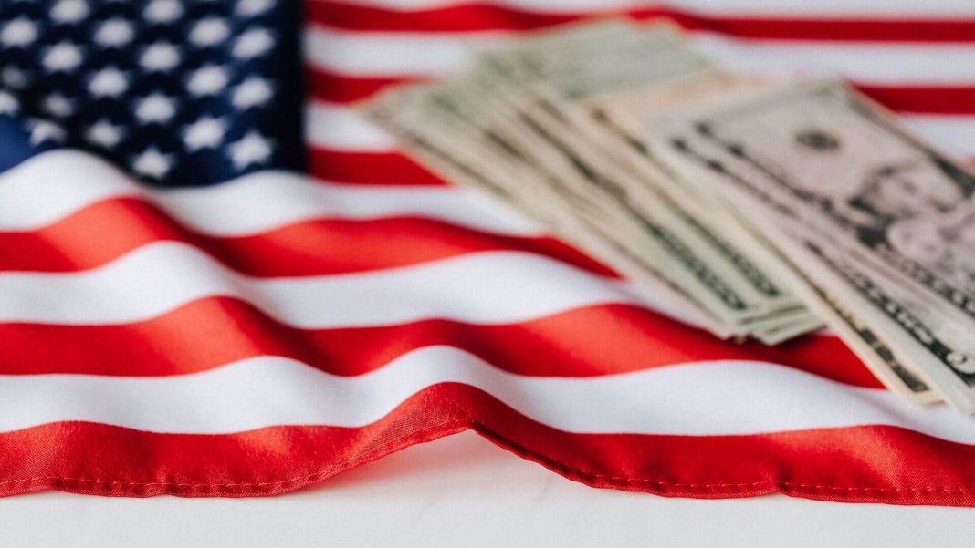 Rozhodnutí soudu o clech zatížilo rozpočet USA, stát lidem a firmám vrací 1,7 bilionu korun