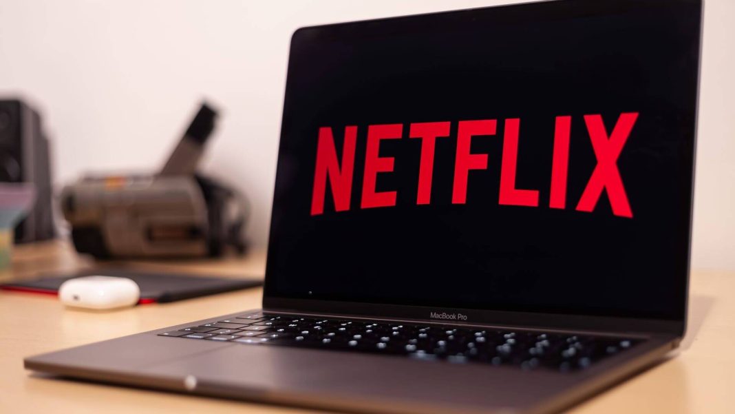 Růst zisku Netflix nezachránil. Akcie padají kvůli slabšímu výhledu i tajení dat