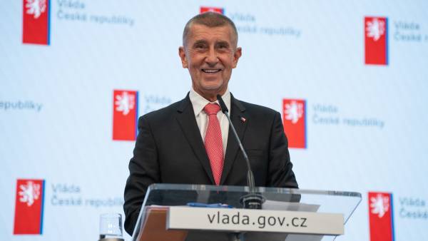 Zvyšování penzí podle věku i konec mobilů ve školách: Babišova vláda míří na předposlední zasedání