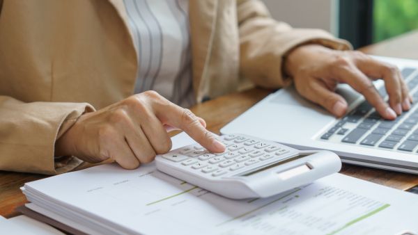 Schodek státního rozpočtu má příští rok zůstat pod hranicí 400 miliard korun