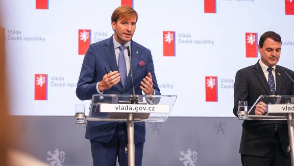 Vláda zřejmě zaujme neutrální postoj k zákonu o standardizaci: Návrh poslanců ANO a Motoristů čelí kritice NÚKIBu i MF