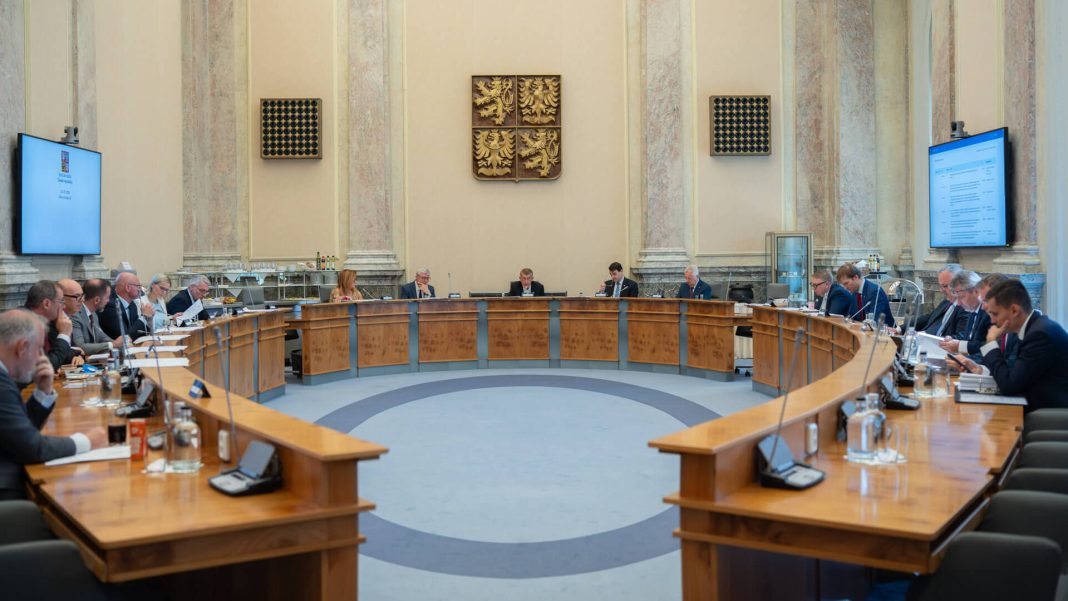 Vláda dnes projedná krizové plány pro případ války i náklady na obranu před terorismem