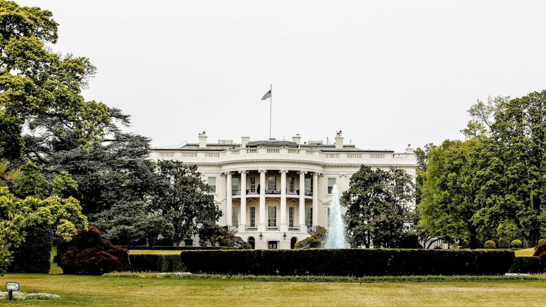 Vydělal miliony sázkami na Trumpovy projevy. Prezidentský technik čelí vyšetřování