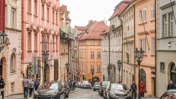 Nové byty v Praze přes vyšší nabídku zdražují: Metr čtvereční stojí okolo 180 tisíc Kč, nákup vyžaduje přes 15 ročních platů