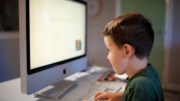 Vnitro: O prázdninách roste riziko ohrožení dětí v online prostředí