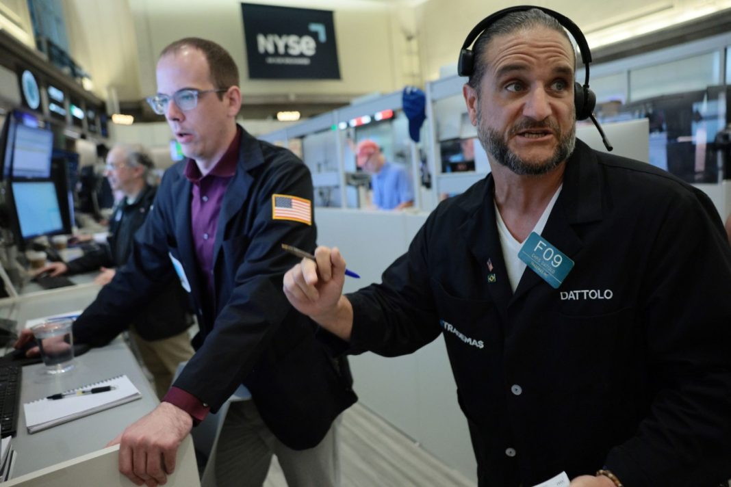 Obchodníci na parketu Newyorské burzy sledují vývoj technologických akcií