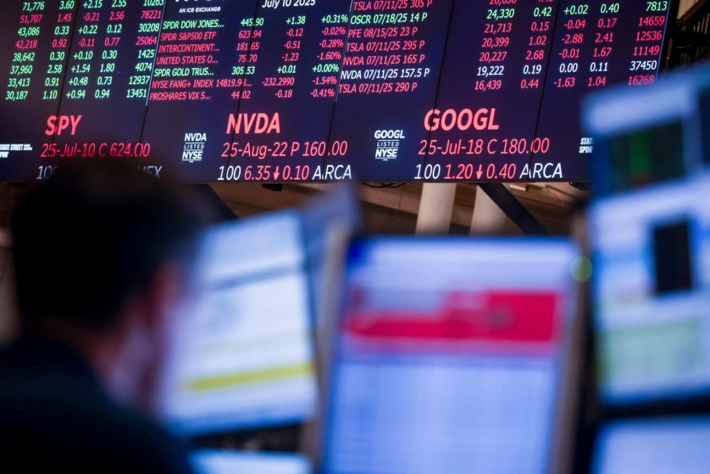 Burzovní obrazovky zobrazují kotace akcií Nvidia a Alphabet během obchodování