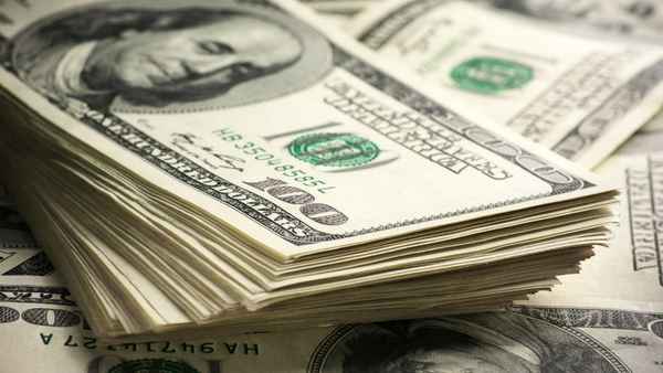 Dolar oslabuje vůči jenu. Trhy očekávají další zásah japonských úřadů