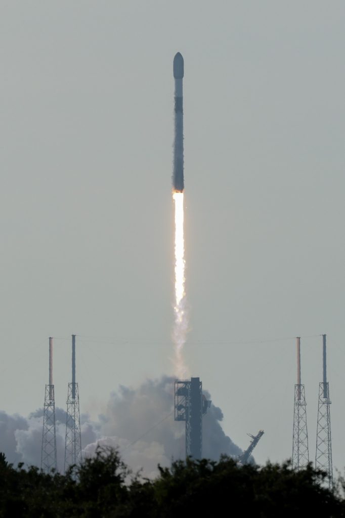 Nosná raketa startuje z kosmodromu