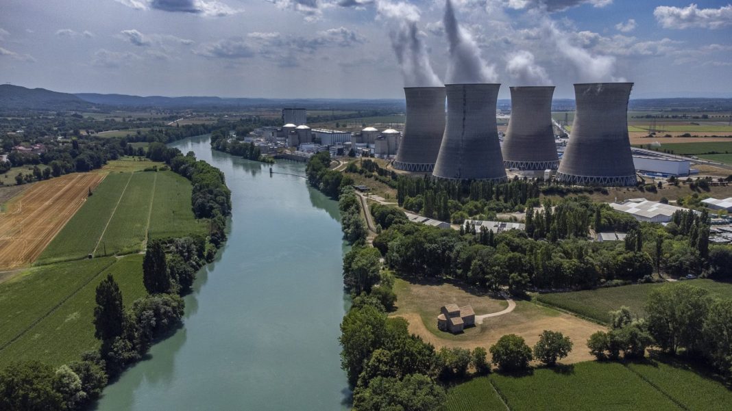Francouzská jaderná elektrárna u řeky