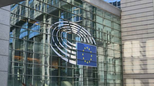 Nová americká cla a transatlantický obchod: EU očekává dodržení loňské dohody, strukturu cel označuje za odpovídající