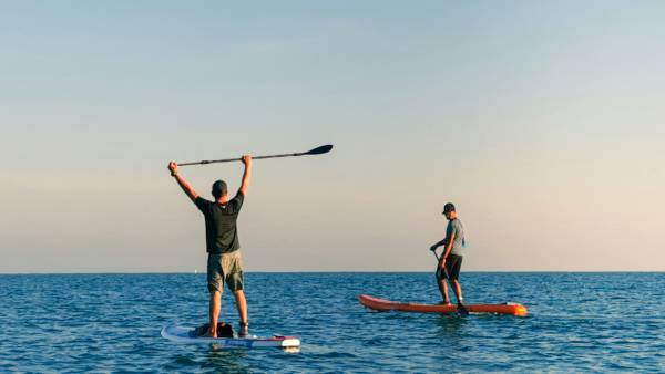 Tropická vedra ženou Čechy do vody: Explodovaly prodeje paddleboardů, zájem o stany padá