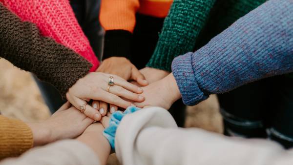 Konec nucené zábavy: Proč moderní firmy mění teambuildingy za klidnější retreaty?