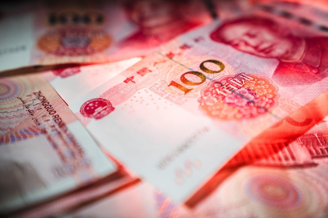 Detail čínských bankovek v nominální hodnotě 100 jüanů