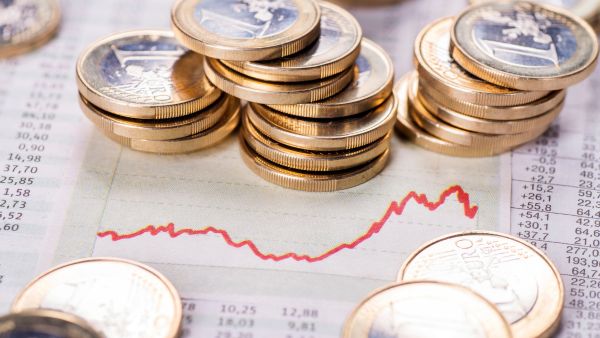 Česká koruna po prodlouženém víkendu oslabila k euru i dolaru