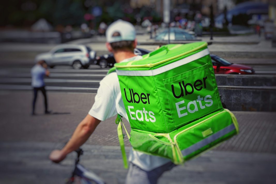Uber brzdí expanzi v Evropě: Rozvoz jídla Uber Eats se v Česku letos nevrátí