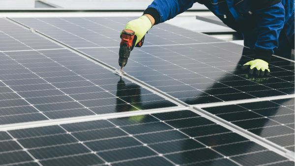 Ústí nad Labem instaluje solární panely na městské budovy, investice míří ke snížení emisí
