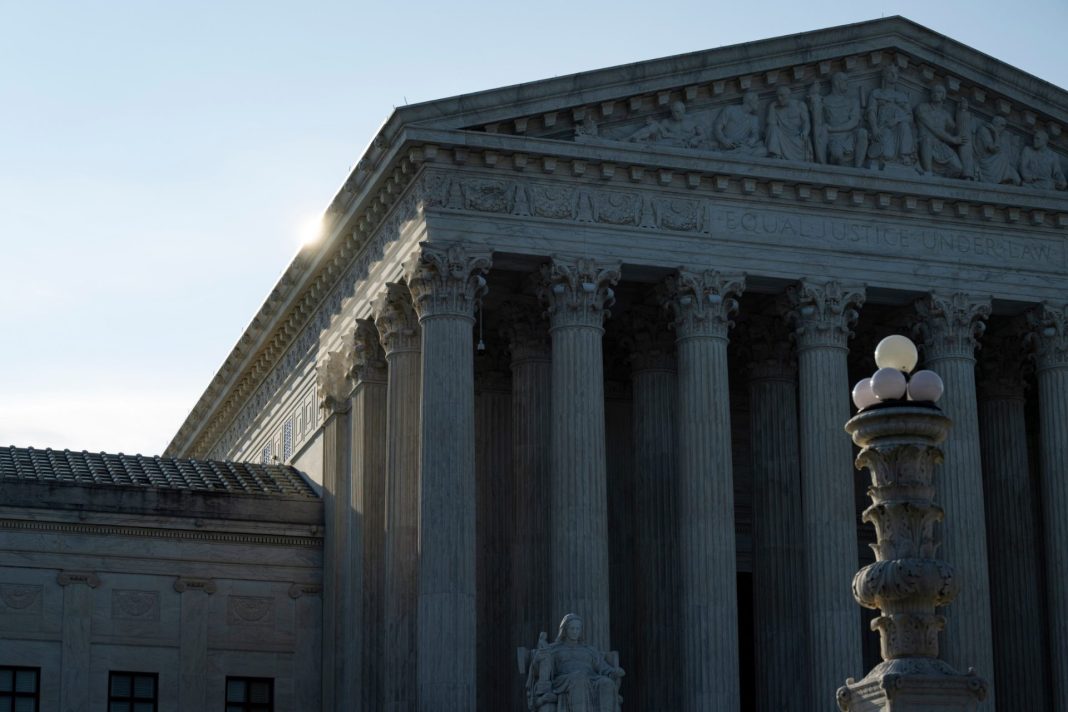 Průčelí budovy Nejvyššího soudu Spojených států ve Washingtonu se sloupy a sochařskou výzdobou