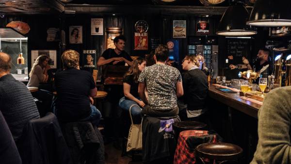 Cena za večerní zábavu skokově roste: Brusel dražší než většina Evropy, Praha patří k nejrychleji zdražujícím