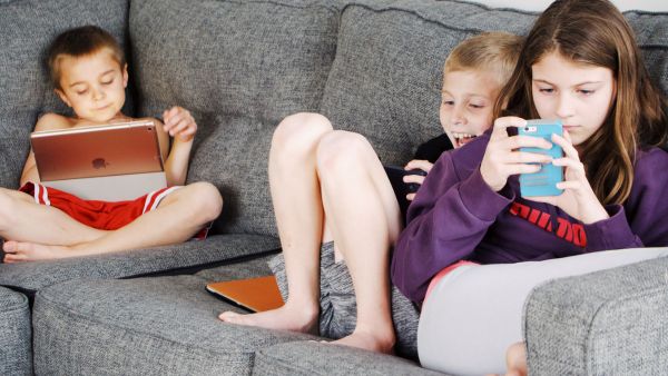 Zákazy sociálních sítí pro děti nejsou dokonalé. Přesto mají smysl