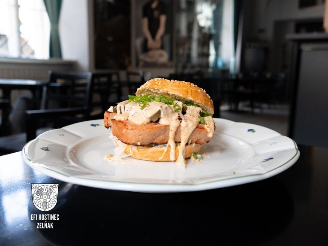 EFI Hostinec na Zelňáku, festivalové menu, bavorská sekaná v sezamovém bagelu