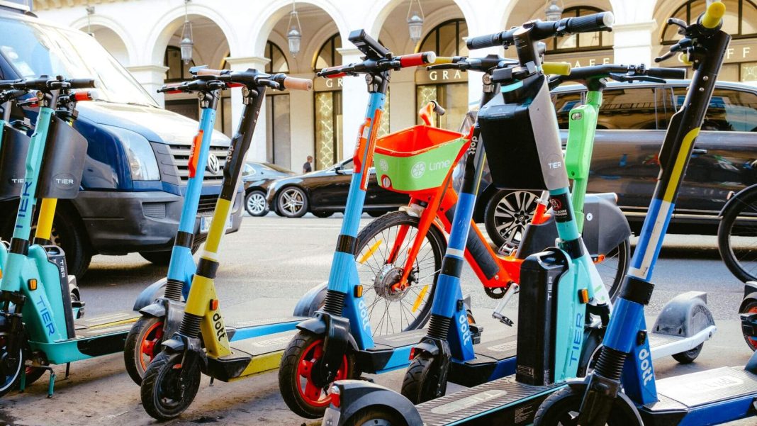 Paříž přitvrzuje u elektrokoloběžek. Bez helmy a reflexních prvků hrozí pokuta