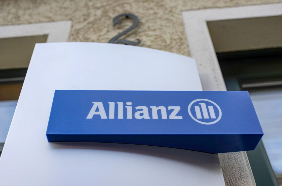 Modrý firemní štít s logem Allianz na fasádě budovy