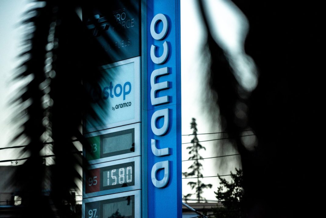 Cenový stojan čerpací stanice Aramco mezi stromy