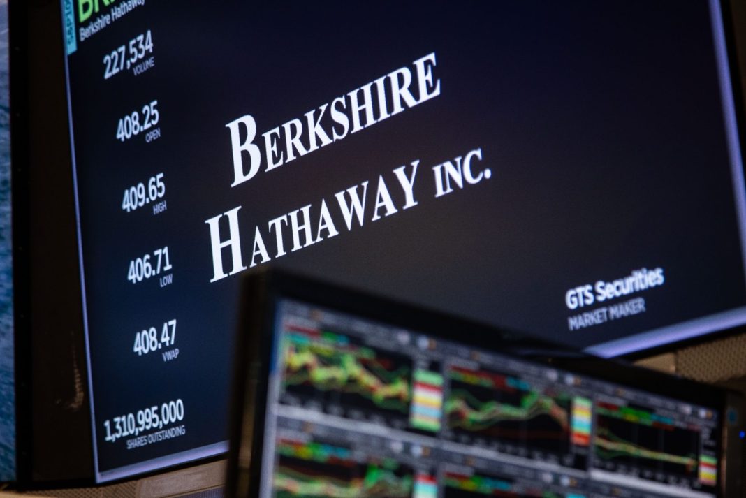 Název Berkshire Hathaway na burzovní obrazovce s tržními údaji