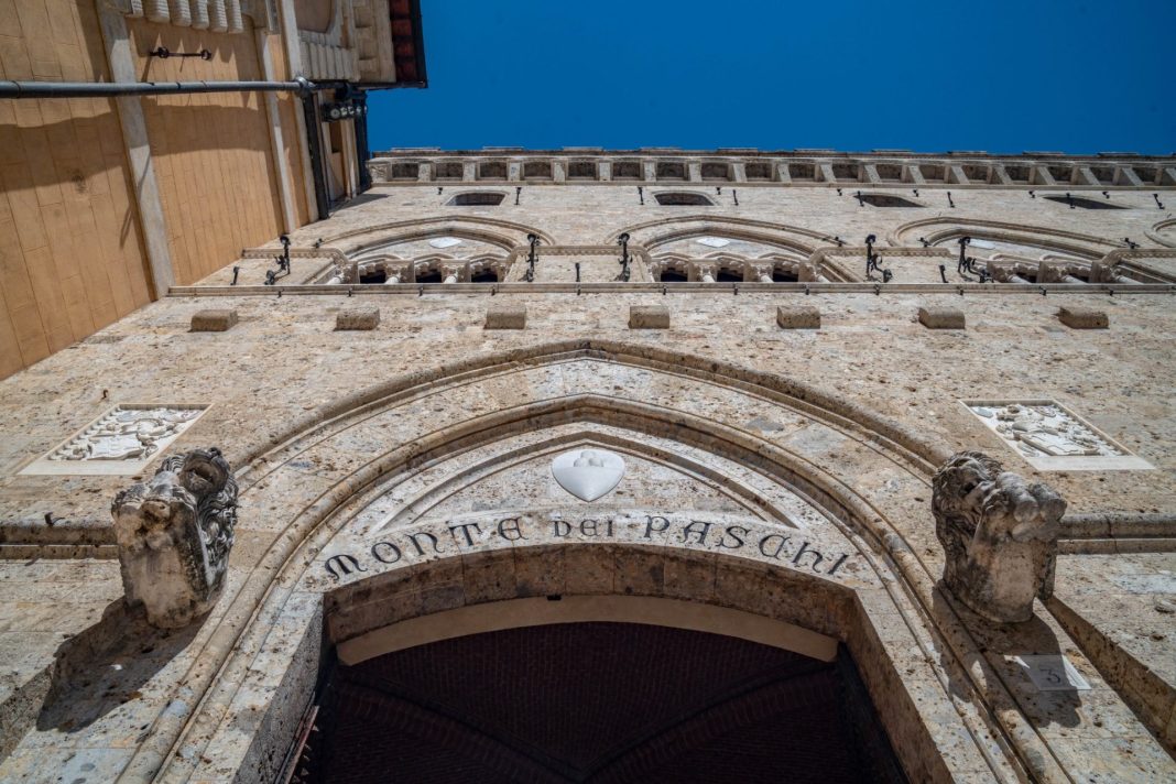 Historická kamenná fasáda budovy Monte dei Paschi di Siena v Sieně
