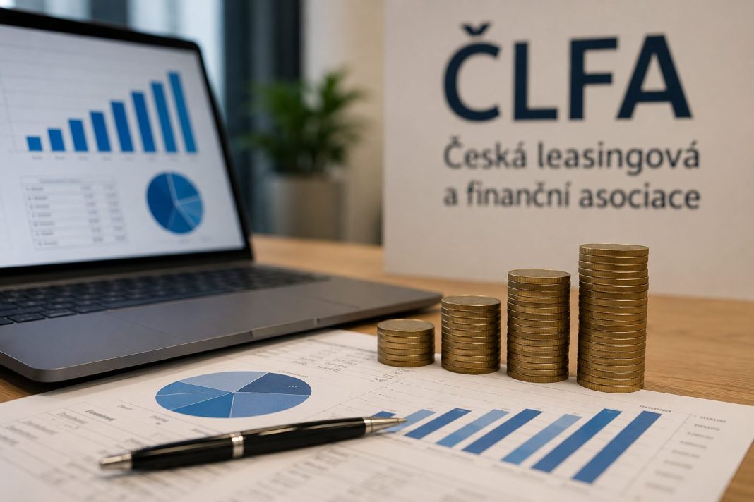 Notebook s finančními grafy, dokumenty a rostoucími sloupci mincí