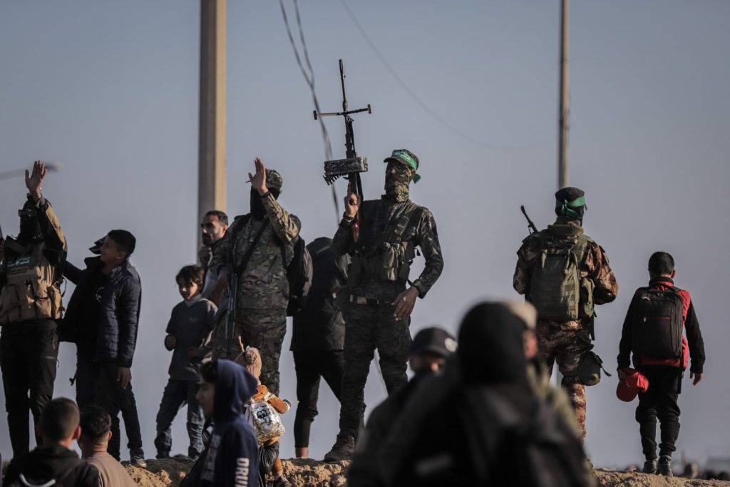 Ozbrojení a maskovaní muži mezi palestinskými civilisty