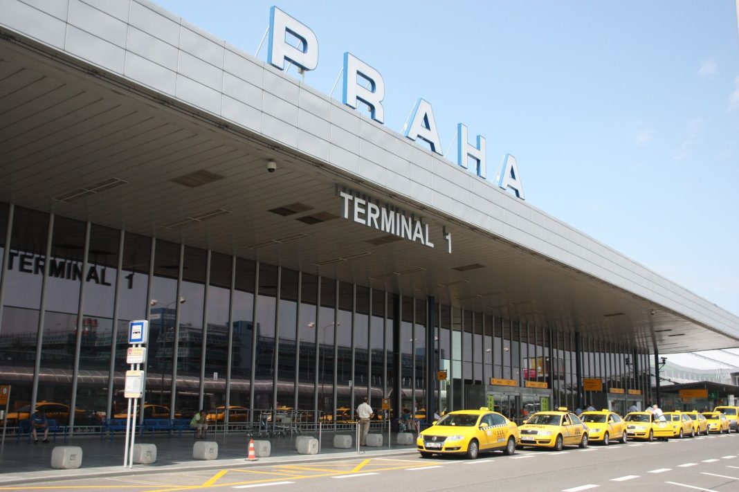 Terminál 1 Letiště Václava Havla Praha s řadou žlutých taxi před budovou